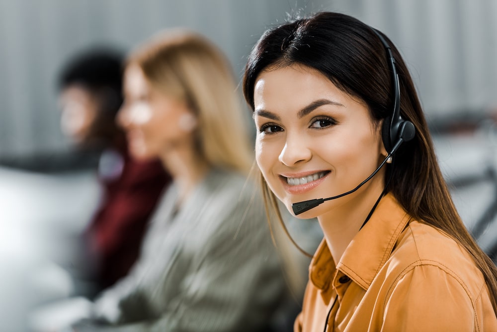 Call center worker pleased after reviewing call center jobs hiring now